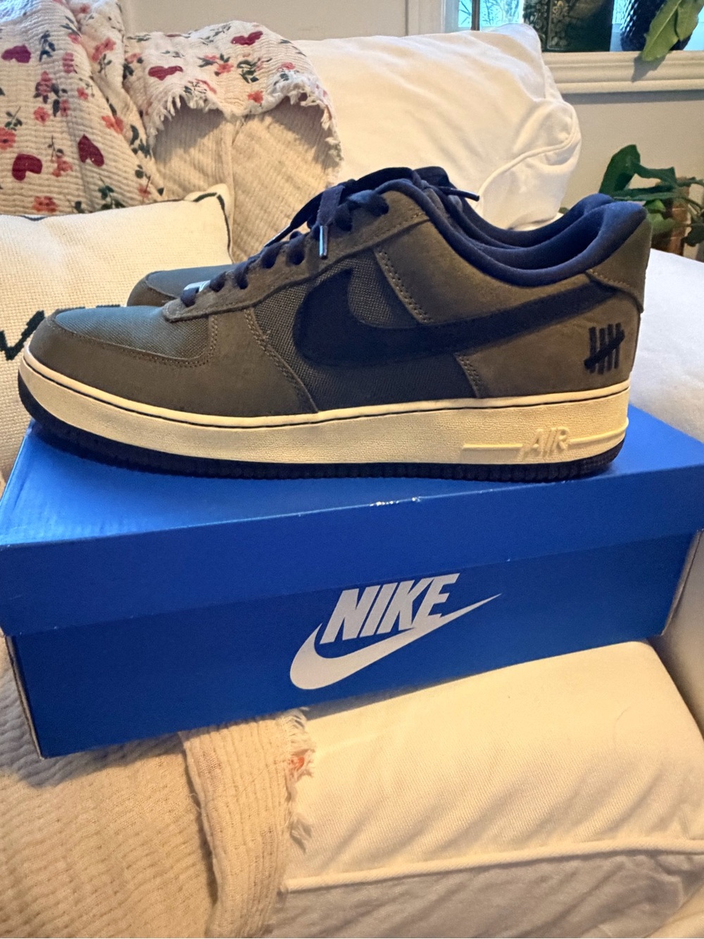 Nike Low-Top Sneakers in Olive Green & Navy
